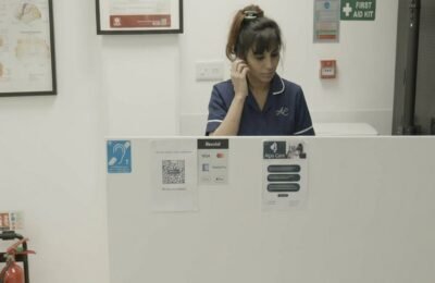 Clinique Alpa receptionist booking a same-day appointment for a patient