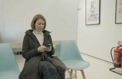 Patient in the waiting area at Clinique Alpa before a travel health consultation