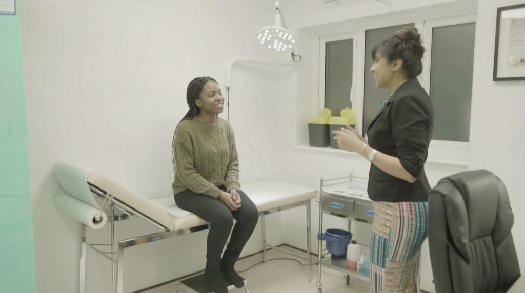 Private GP consulting with a patient about joint pain at Clinique Alpa London