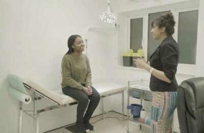 Private GP consulting with a patient about joint pain at Clinique Alpa London